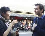 旅行先でフランス語で会話する二人