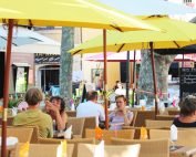 フランスのカフェの風景